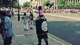 Pria Membawa Bendera ISIS Berjalan Santai di London