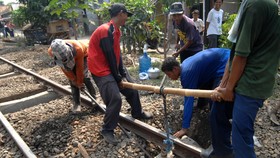 Ahok Minta Rel Layang Dibangun di Setiap Perlintasan Sebidang