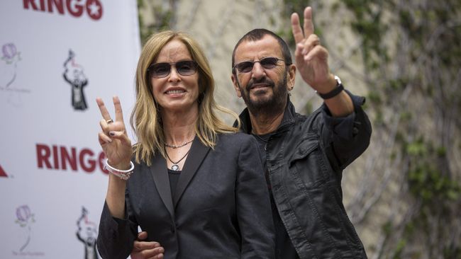 Drummer band legendaris The Beatles, Ringo Starr menjadi kakek buyut di usianya yang ke-76. Starr adalah anggota Beatles pertama yang memiliki cicit.