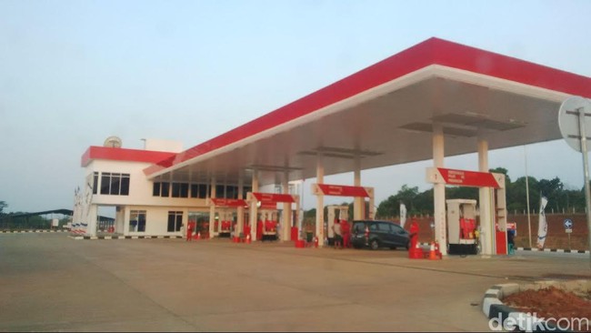 Dibandingkan musim lebaran tahun lalu, penjualan BBM jenis premium Pertamina turun 10 persen.