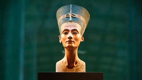 Mirip Frankenstein, Patung Nefertiti di Mesir 'Dibuang'
