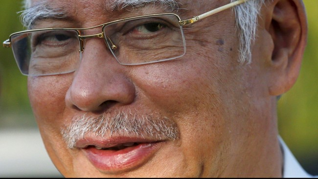 Mewarisi tongkat estafet penguasa Malaysia dari ayah dan pamannya, Najib Razak dijuluki sang darah biru politik. Namun kini, darah biru itu terinfeksi korupsi.
