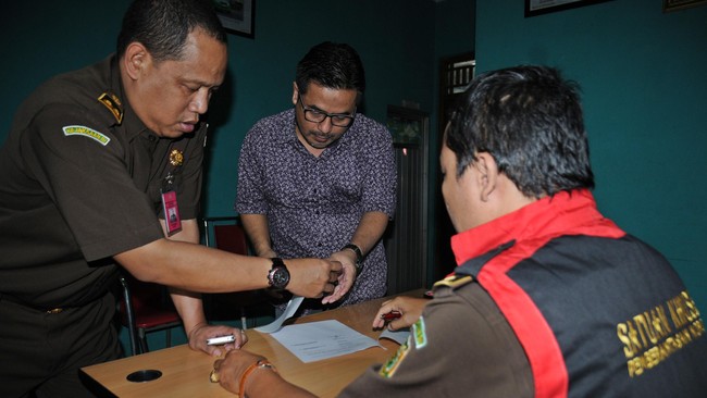 Selain tuntutan 12 tahun penjara, terdakwa Dasep Ahmadi juga dituntut membayar ganti rugi kepada negara sebesar Rp28,9 miliar.