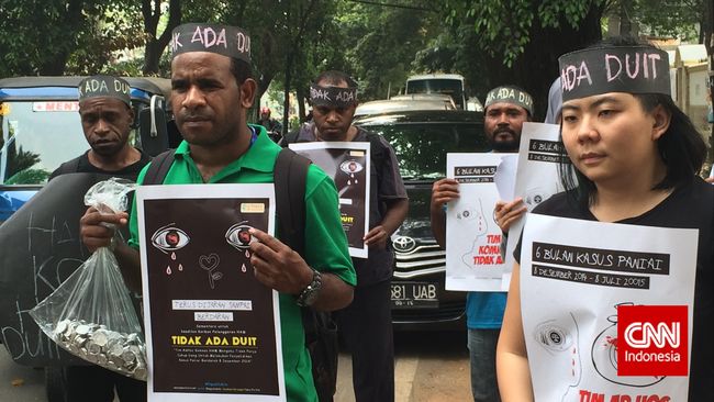 Keluarga Korban Tagih Janji Jokowi Tuntaskan Kasus Paniai Obet Gobai, salah satu orang tua korban, masih menunggu langkah nyata pemerintahan Jokowi menangkap pelaku penembakan dan menuntaskan kasus Paniai Berdarah.