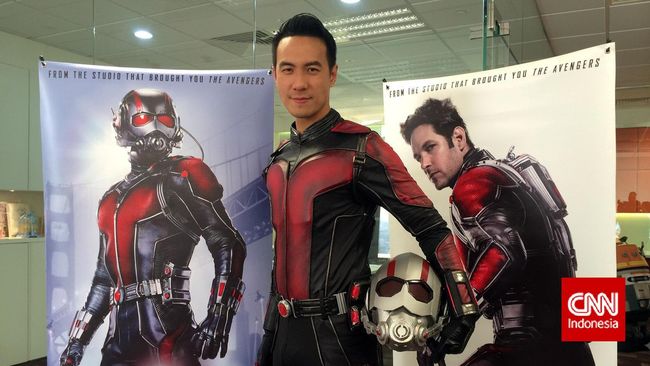 Daniel merasa dadanya lebih bidang. Pertama kali menjajal kostum Ant-Man, cara jalannya langsung berubah gagah bak superhero sungguhan.