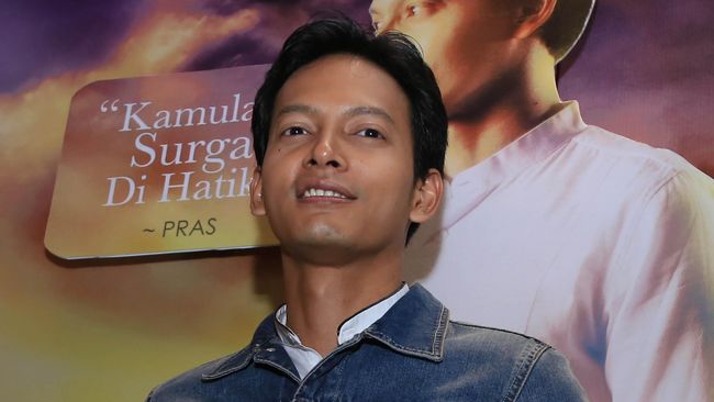 Dalam suasana Lebaran H-plus-tiga, sang aktor merayakannya bersama penonton film yang dibintanginya, Surga yang Tak Dirindukan.