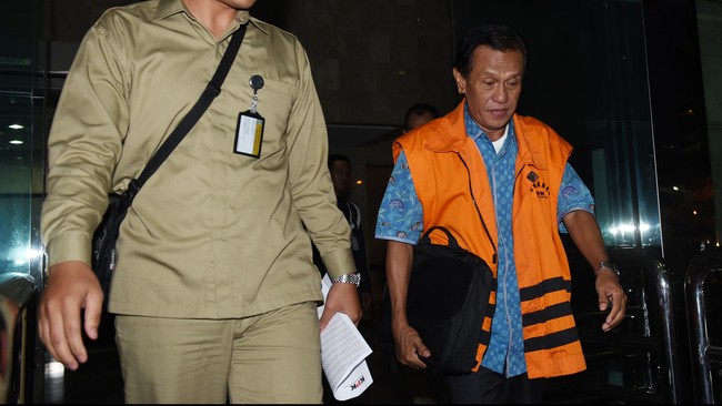 Bekas Bupati Tanah Laut Adriansyah membantah jika duit suap yang diterimanya dipakai untuk memuluskan izin tambang.