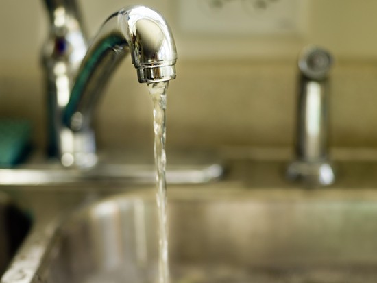 Cara Memasang Keran Dapur Dinding Biar Tidak Bocor? Cek Dulu 5 Hal Ini