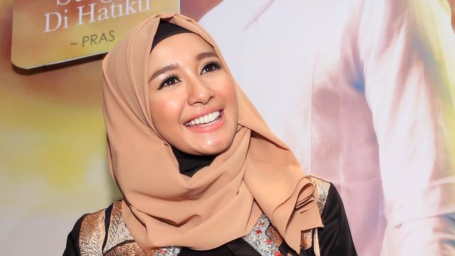 Laudya Cynthia Bella punya kebiasaan unik bersama para keponakannya pada malam Lebaran. Di Bandung, Jawa Barat, mereka akan bermain kembang api.