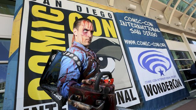 Para penggemar komik dan film berkostum pahlawan super sampai Stromtrooper memadati Comic-Con International di San Diego. Kostum itu termasuk replika senjata.