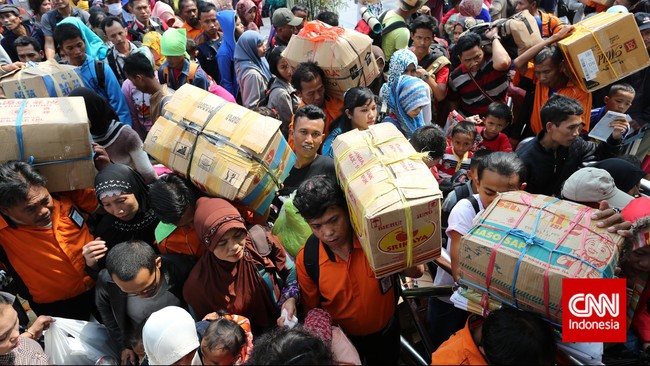 Mudik diyakini sudah dilakukan sejak akhir zaman kolonial Hindia Belanda. Teknologi kereta api membuat mudik makin lebih massif.