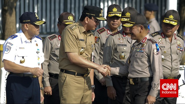 Personel TNI dan Polri yang membantu operasional Pemprov DKI Jakarta akan mendapat honor Rp 250 ribu dan uang makan Rp 48 ribu.