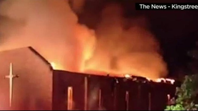 Sejumlah pemuda Muslim dari berbagai negara bagian AS menggalang dana hingga ratusan juta rupiah untuk membantu pembangunan gereja yang terbakar.