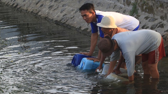 Koalisi masyarakat sipil khawatir, di balik proses pembahasan revisi undang-undang yang tertutup terdapat upaya swastanisasi sumber daya air. 