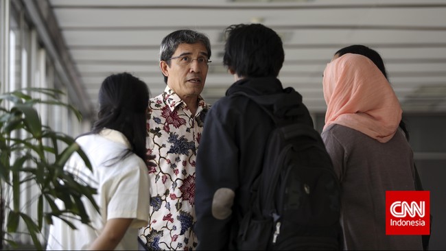 Setidaknya, anggaran di daerah harus turun 50 persen agar pilkada dapat terselenggara.