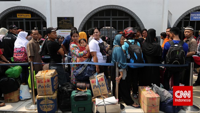 Keputusan Aryo merantau ke Jakarta bukan semata-mata tega meninggalkan keluarga. Ada kisah pahit yang memaksa Aryo hijrah dari daerah kelahirannya.