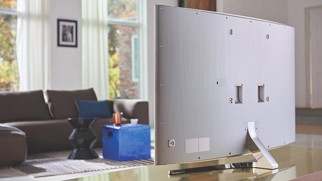 Samsung mengklaim perangkat SE370 merupakan yang monitor pertama yang bisa mengisi daya baterai ponsel pintar secara nirkabel.