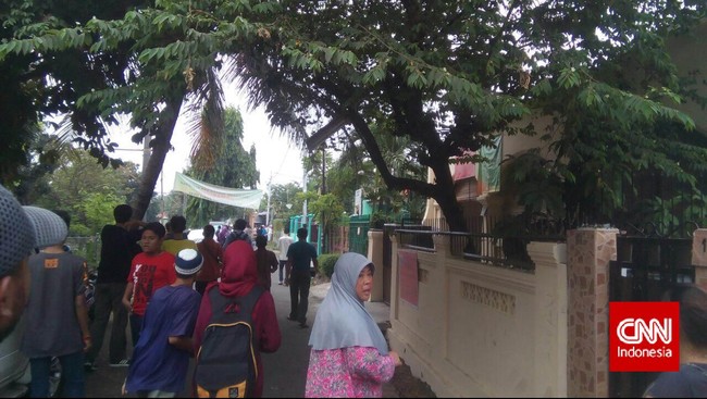 Tiga jemaat berhasil masuk ke masjid yang dijaga itu, dua perempuan dan satu pria. Mereka akan salat Jumat. "Kalau gembok dibuka, tawuran hari ini," kata warga.