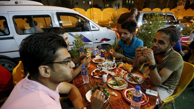 Pencabutan jam malam di ibu kota Irak, Baghdad, sejak lima bulan lalu rupanya menjadikan kehidupan warga menjadi lebih semarak pada malam hari.