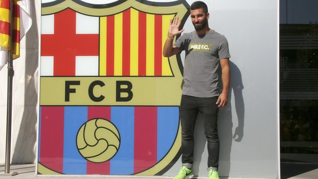 Turan awalnya bersedia memberikan tanda tangan. Namun, gelandang anyar Barcelona itu berubah pikiran ketika melihat kostum yang disodorkan.