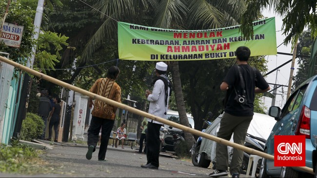Komandan Distrik Militer setempat aktif mengingatkan warga Ahmadiyah untuk pindah ke tempat yang disediakan yakni sebuah lahan pertanian.
