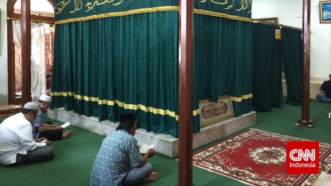Husin Alaydrus mengaku sejak jaman Gubernur Ali Sadikin, Pemerintah Provinsi DKI sudah menjanjikan membuat jalan masuk langsung ke Masjid Luar Batang.