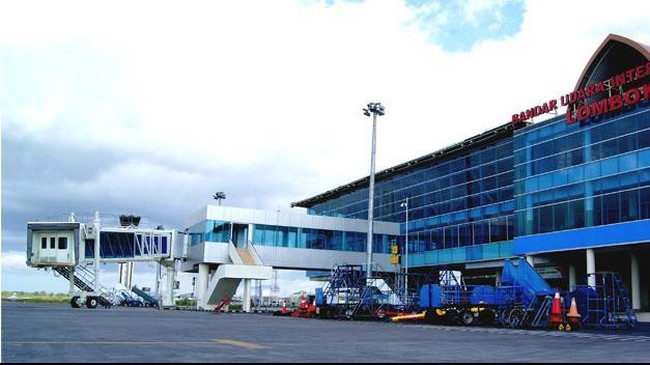 Operasional Bandara Internasional Zainuddin Abdul Madjid Lombok sempat terganggu akibat sebuah alat berat jenis buldozer yang mogok di area landasan pacu.