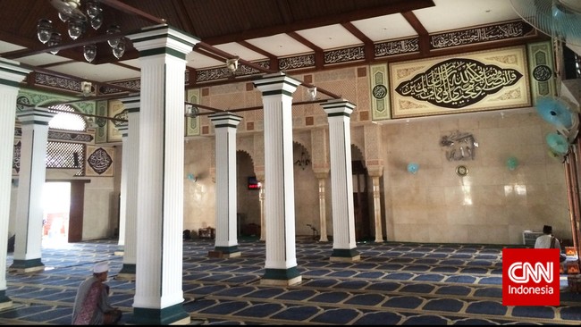 Pengurus Masjid Keramat Luar Batang meminta pemerintah membatalkan penggusuran penduduk yang tinggal di sekitar masjid. 