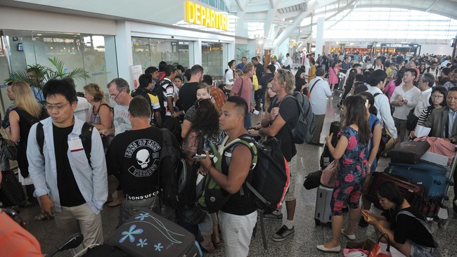 Bandara Ngurah Rai, Bali ditutup sejak Kamis (9/7) dan sempat dibuka kembali pada Sabtu (11/7) siang, sebelum ditutup kembali pada Minggu (12/7) pagi.