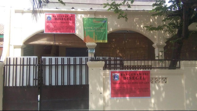 Rumah ibadah jemaat Ahmadiyah di Bukit Duri, Tebet, telah disegel Pemerintah Kota Administrasi Jakarta Selatan.