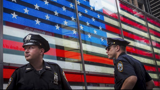 Untuk pertama kalinya di Amerika Serikat, seorang polisi Didakwa atas tuduhan membantu ISIS. Dia ditangkap setelah termakan umpan agen FBI yang menyamar.
