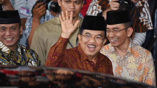 Dana aspirasi merupakan usulan lama DPR yang sempat gugur pada 2010, ketika Badan Anggaran DPR diketuai oleh Harry Azhar Azis, yang kini menjabat Ketua BPK.