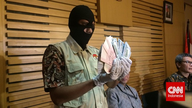 Selain tiga hakim PTUN Medan, KPK juga menetapkan status tersangka kepada seorang panitera dan pengacara atas gugatan sengketa korupsi bansos Sumatera Utara.