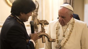 'Salib Palu Arit', Hadiah Evo Morales untuk Paus Fransiskus