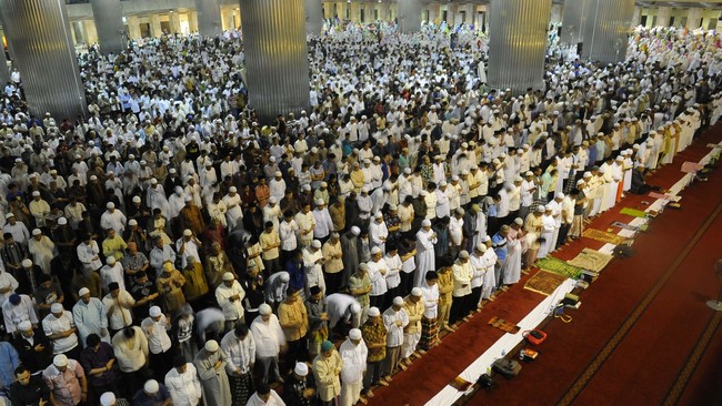 MUI mempersilakan salat Jumat, salat Tarawih, dan salat Ied berjemaah dengan saf rapat di masjid.