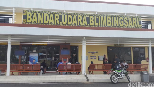 Berarsitektur unik tanpa AC, terminal kedatangan bandara itu menjadi fokus Pemda Banyuwangi yang sedang mengembangkan wisatanya.