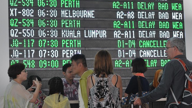 Bandara Blimbing Sari, Banyuwangi dan Bandara Ngurah Rai, Bali kembali ditutup pada pagi ini hingga pukul 16.00 WIB.