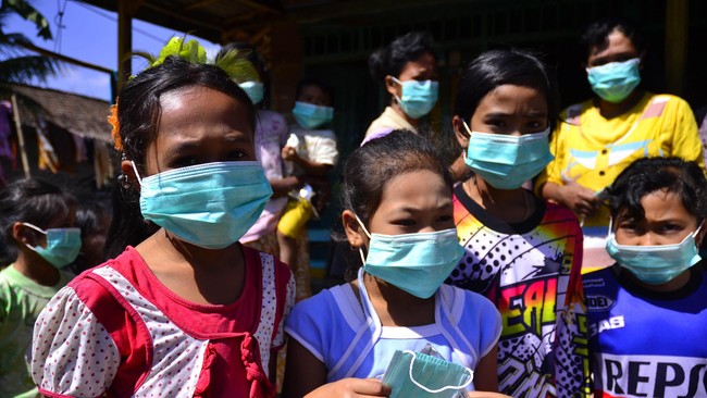 WHO menyoroti pemakaian massal masker bisa menyulitkan petugas medis pasien Covid-19 yang saat ini disebut kekurangan alat medis.