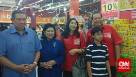 Berbelanja di Carrefour, SBY Dikerubuti Pembeli Minta Foto