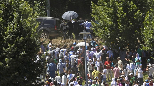 Perdana Menteri Serbia terpaksa meninggalkan acara peringatan 20 tahun pembantaian muslim Bosnia di kota Srebrenica karena dilempari warga.