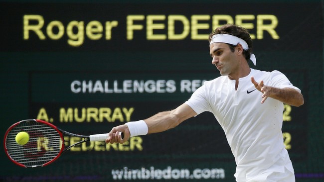 Roger Federer membuat penonton terpukau dengan permainan servisnya ketika ia mengalahkan Andy Murray di semifinal Wimbledon 2015.