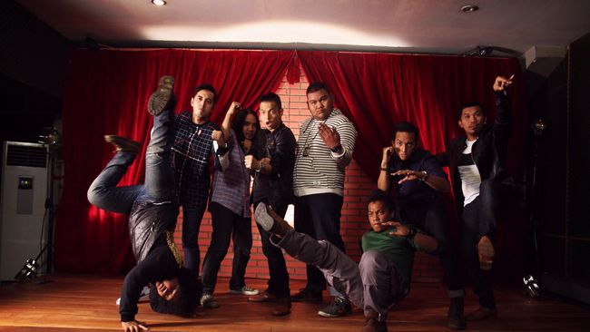 Comic 8: Casino Kings Part 1 ingin meniru Hollywood dengan melibatkan puluhan artis papan atas Indonesia, alur bolak-balik, dan CGI.