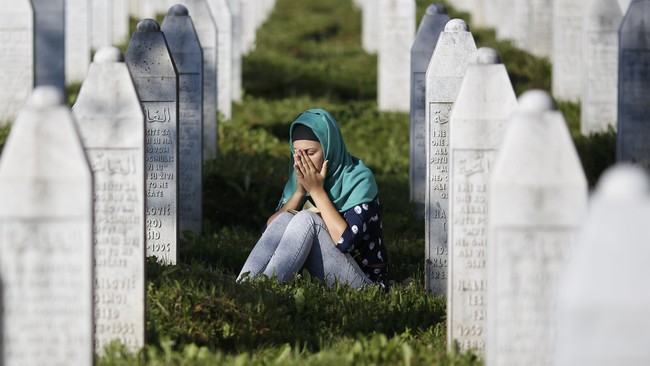 Mahkamah Internasional menjatuhkan vonis penjara seumur hidup kepada mantan pemimpin Serbia Bosnia, Radovan Karadzic (73). Hukuman awalnya dianggap belum cukup.