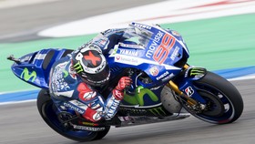 Lorenzo Kuasai Podium, Rossi Harus Puas di Posisi Ketiga