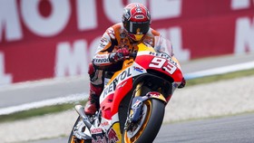 Marquez Kalahkan Lorenzo di FP1, Rossi Kelima