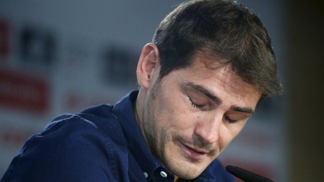Iker Casillas mengucapkan terima kasih kepada seluruh tim Real Madrid atas kebersamaan mereka selama 25 tahun, dan terlihat berusaha keras menahan air matanya.