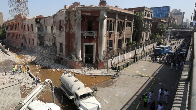 Kelompok militan ISIS mengakui serangan bom mobil di depan konsulat Italia di Kairo, Mesir, Sabtu (11/7) kemarin adalah bagian dari serangan miliknya.