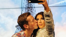 Bebas Selfie Sambil Cium Kim Kardashian di Madame Tussauds