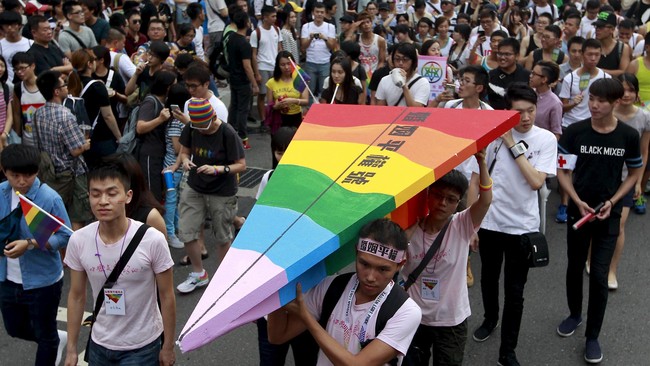 Menteri Agama Lukman Hakim menilai LGBT menjadi ancaman potensial sistem hukum perkawinan di Indonesia yang tidak membenarkan perkawinan sesama jenis.