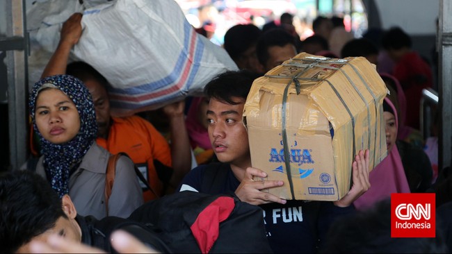 Tetapi di sisi lain, Jakarta juga kelebihan tenaga kerja untuk sektor formal dan informal. Bahkan antrean untuk sektor ini cukup tinggi.